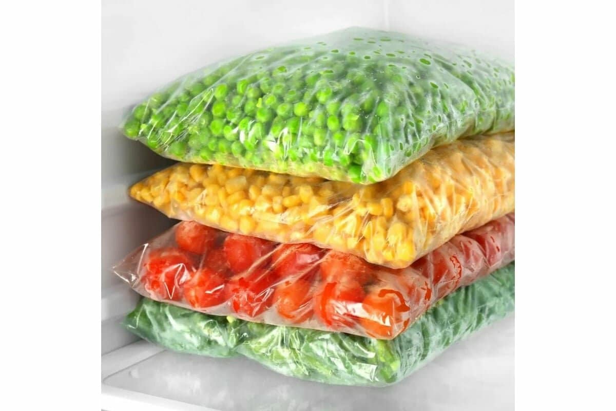 Ukladanie rolky potravinárskej fólie v chladničke, aj keď sa to môže zdať zvláštne, je správny spôsob jej skladovania.