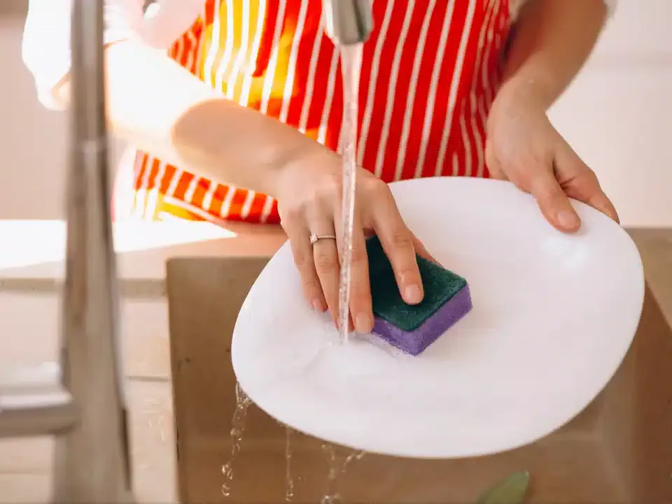 Odrežte roh špongie. Táto maličkosť má v kuchyni obrovský význam.