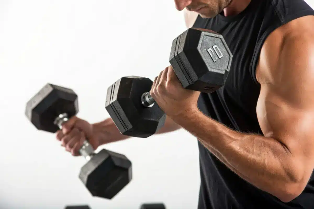 Ak chcete mať silné ramená a vyhnúť sa zraneniam, toto sú najlepšie cviky, ktoré môžete robiť doma.