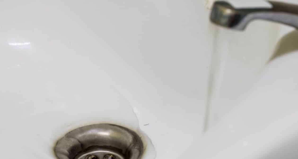 Raz za mesiac to vylejem do odtoku. S upchatým potrubím problém nemám