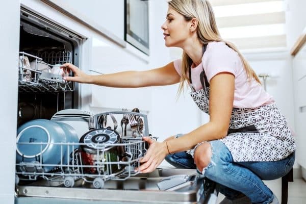 Nakrájajte ho a vložte do umývačky riadu. Zabudnete na nepríjemný zápach a škvrny