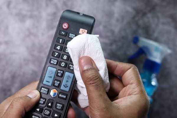 Je to jedna z najšpinavších vecí v dome. Takto vyčistíte diaľkové ovládanie televízora
