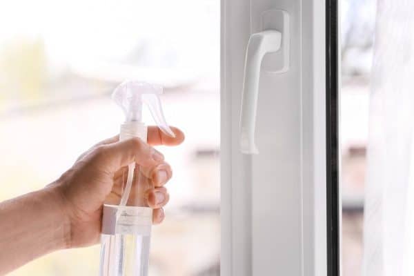 Nastriekam na rámy okien. Byt vonia a muchy už nevlezú