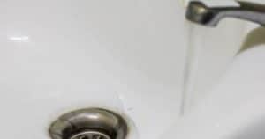 Raz za mesiac to vylejem do odtoku. S upchatým potrubím problém nemám