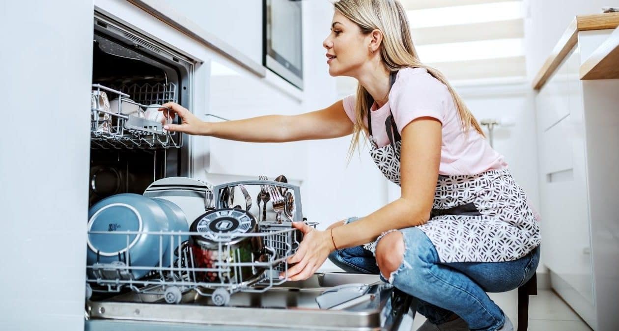 Nakrájajte ho a vložte do umývačky riadu. Zabudnete na nepríjemný zápach a škvrny