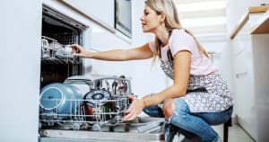 Nakrájajte ho a vložte do umývačky riadu. Zabudnete na nepríjemný zápach a škvrny