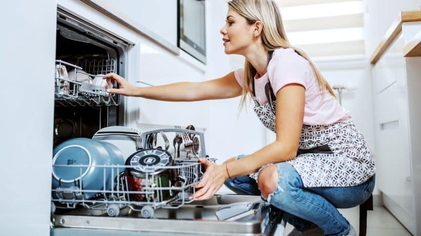 Nakrájajte ho a vložte do umývačky riadu. Zabudnete na nepríjemný zápach a škvrny