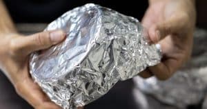 Balíte si jedlo do potravinovej fólie? Na 90 percent to robíš zle