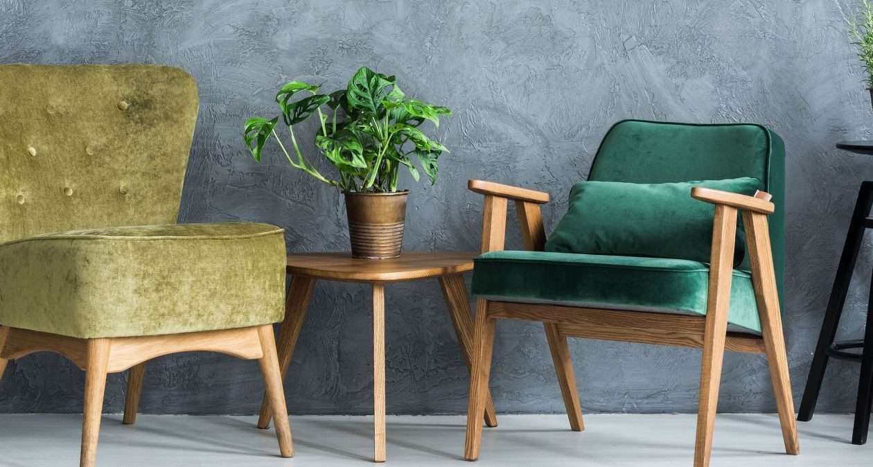 Neviete ako čistiť čalúnený nábytok? Siahnite po tomto produkte z kuchyne