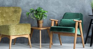 Neviete ako čistiť čalúnený nábytok? Siahnite po tomto produkte z kuchyne