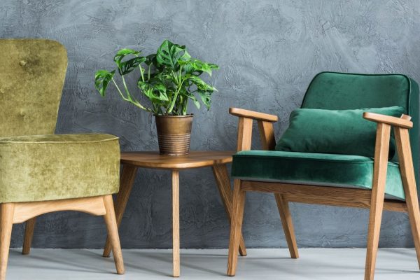 Neviete ako čistiť čalúnený nábytok? Siahnite po tomto produkte z kuchyne