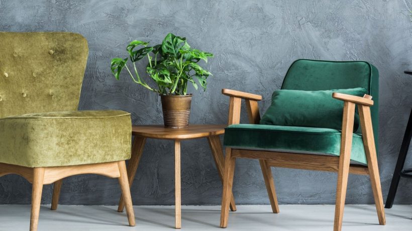 Neviete ako čistiť čalúnený nábytok? Siahnite po tomto produkte z kuchyne