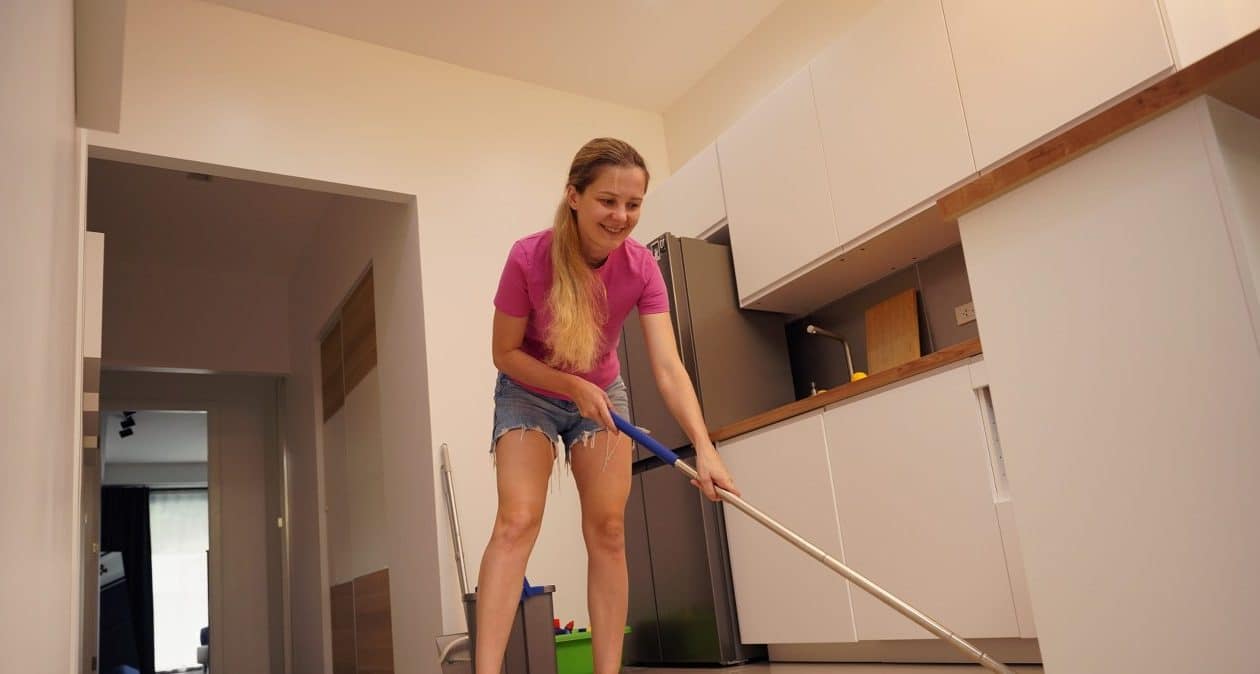 Čistiace prostriedky na podlahy z obchodu už nepoužívam. Tá domáca je oveľa lepšia