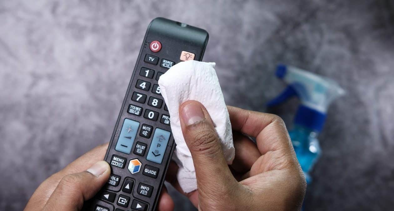 Je to jedna z najšpinavších vecí v dome. Takto vyčistíte diaľkové ovládanie televízora