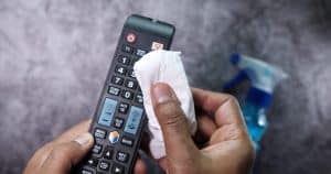 Je to jedna z najšpinavších vecí v dome. Takto vyčistíte diaľkové ovládanie televízora