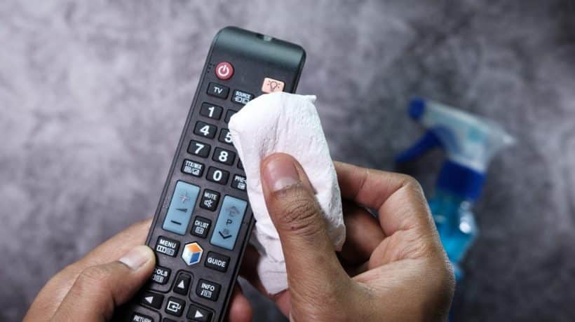 Je to jedna z najšpinavších vecí v dome. Takto vyčistíte diaľkové ovládanie televízora