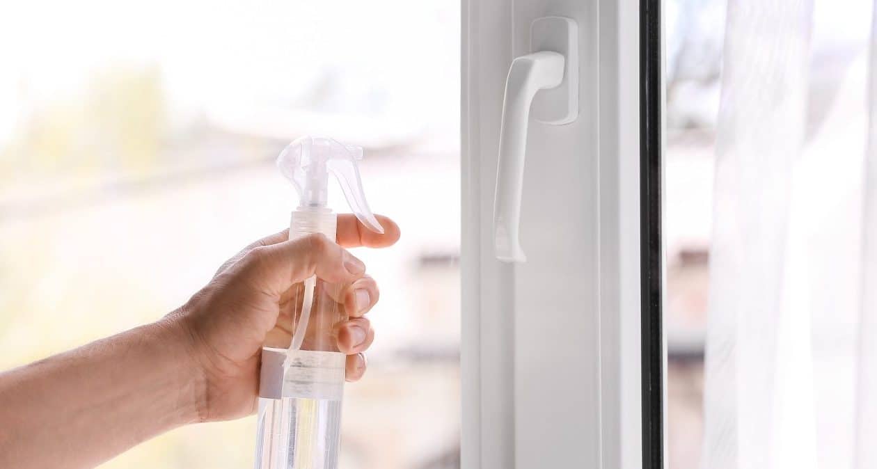 Nastriekam na rámy okien. Byt vonia a muchy už nevlezú