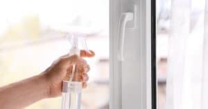 Nastriekam na rámy okien. Byt vonia a muchy už nevlezú