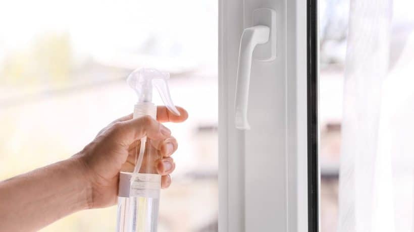 Nastriekam na rámy okien. Byt vonia a muchy už nevlezú